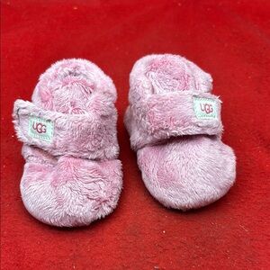 UGG Pink Fuzzy Baby Booties SZ 01 box 87